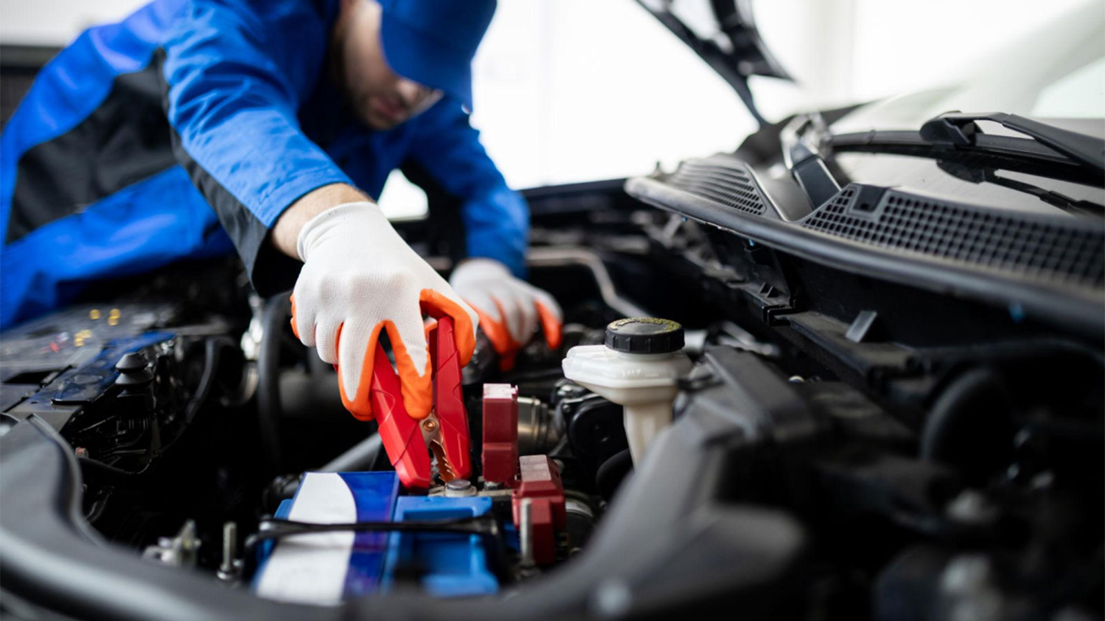 Μπαταρία αυτοκινήτου: Οι βασικοί λόγοι που αδειάζει και πώς να την προστατεύσεις 